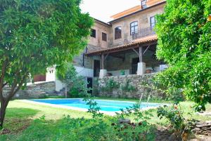 瓦莱德门蒂兹Casa de Mendiz的一座房子前面设有游泳池