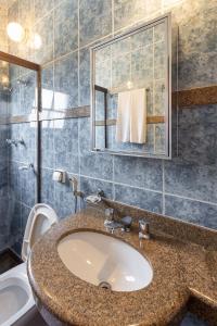 欧鲁普雷图博洛尼皇宫酒店的一间带水槽、卫生间和镜子的浴室