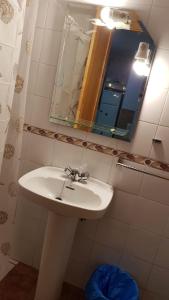 哈兰迪雅·德·拉·维尔Apartamento turístico Dayma 2的一间带水槽和镜子的浴室