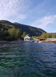 LavikWaerholmen的水体中间的房子