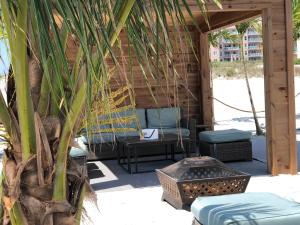 威尔伍德克拉斯特艾克纳钻石海滩酒店 的庭院配有两把椅子、一张桌子和一张桌子