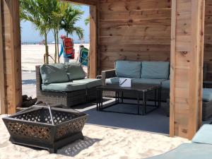 威尔伍德克拉斯特艾克纳钻石海滩酒店 的海滩上带两把椅子和一张桌子的庭院