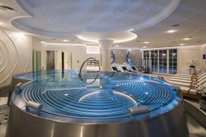 佩济诺克Palace Art Hotel Pezinok的客房内的蓝色海水大型游泳池