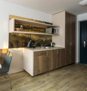 巴特武尔察赫Boarding & HOUSE T24的厨房配有水槽和台面