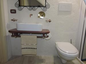 莫托拉Casa Charme的一间带水槽和卫生间的浴室