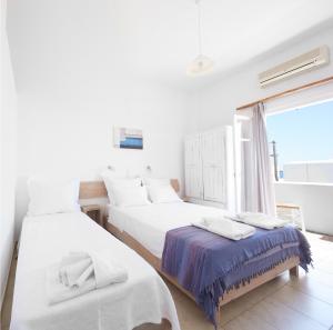 皮索利瓦迪朗多斯酒店的带窗户的客房内的两张床