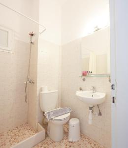 皮索利瓦迪朗多斯酒店的一间带卫生间和水槽的浴室