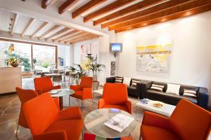 波连斯萨L'Host Boutique Rooms的客厅配有橙色椅子和沙发