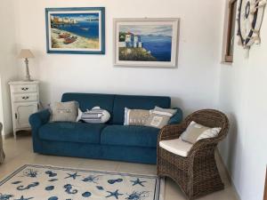 滨海波利尼亚诺Nel Blu Dipinto Di Blu的客厅配有蓝色的沙发和椅子