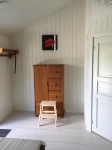弗加尔巴卡Långesjö lillstuga的一间卧室配有木制梳妆台和凳子
