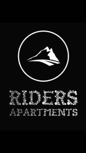 勒布罗伊斯Riders Apartments的黑色和白色的标志,带有山脉