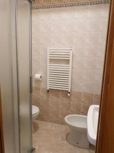 索托马里纳Albergo Felice的浴室配有白色卫生间和盥洗盆。