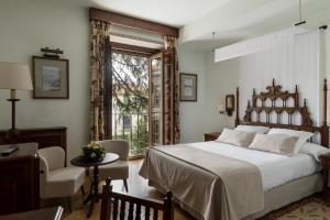 庞特维德拉蓬特韦德拉旅馆的卧室设有一张白色大床和一扇窗户。
