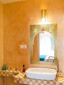 科蒂略El Hotelito del Cotillo - Adults Only的一间带大镜子和浴缸的浴室