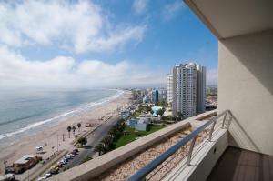 科金博Enjoy Coquimbo的从大楼的阳台上可欣赏到海滩景色