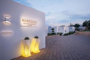 伊西翁Mareggio Exclusive Residences & Suites的建筑的侧面有黄色的灯光