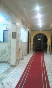 哈马马特汉密尔顿酒店的走廊上的红地毯,有红地毯