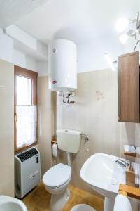 皮拉Fleurs De Neige的白色的浴室设有卫生间和水槽。