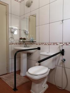 埃斯特城兰花公园酒店的一间带卫生间、水槽和镜子的浴室