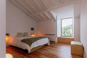 ErmidaQuinta do Vale da Ermida的一间卧室设有一张床和一个大窗户