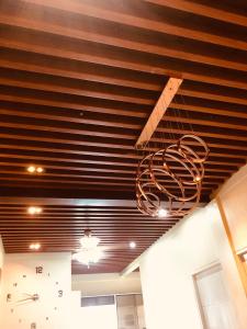 NaicLuzville Residences - C5的吊灯挂在天花板上