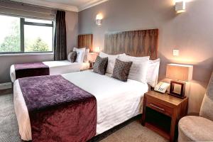 米德索莫诺顿森楚里恩贝斯特韦斯特PLUS酒店的酒店客房,设有两张床和一张沙发