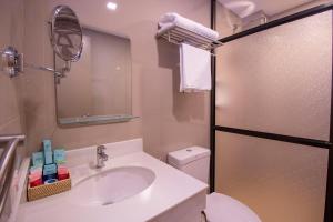 邦劳薄荷岛海岸度假村的一间带水槽、卫生间和镜子的浴室
