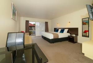 卡塔尼太平洋海岸汽车旅馆 的配有一张床和一台平面电视的酒店客房