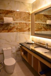 名古屋那格亚希尔巴达姆酒店的一间带卫生间、水槽和镜子的浴室