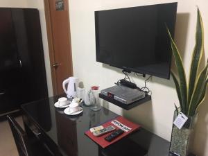 长滩岛长滩岛雷西登西亚酒店的一间房间,墙上设有一张桌子和一台电视