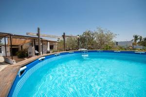 科因Cubo´s Casa Rural La Cañada de Coín的院子里的大型蓝色游泳池