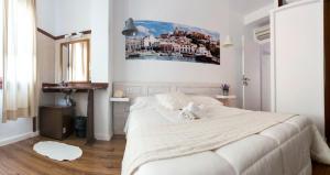 伊维萨镇伊维萨岛旅馆的卧室设有一张白色大床和一扇窗户。