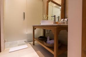 乌布Ulun Ubud Resort - CHSE Certified的浴室配有盥洗盆和带镜子的梳妆台