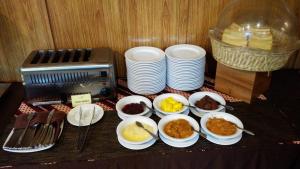北加浪岸北加浪岸纳米拉回教酒店的餐桌,盘子,碗,食物和烤面包机
