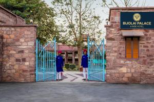 焦特布尔Bijolai Palace - A Inde Hotel , Jodhpur的两名警卫站在建筑物门口