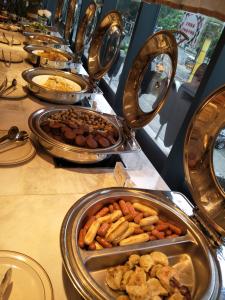 深圳深圳丽都酒店(罗湖)的自助餐,餐桌上放着几盘食物