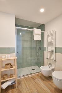 切里亚莱Agriturismo Casastella的带淋浴、卫生间和盥洗盆的浴室