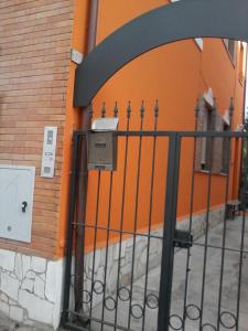西维尔诺瓦·马尔凯B&B Milù的一座橙色的建筑,设有门和邮箱