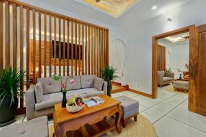 暹粒Angkor Privilege Resort & Spa的客厅配有沙发和桌子
