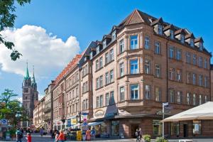 纽伦堡基甸酒店的城市街道上一座大型砖砌建筑