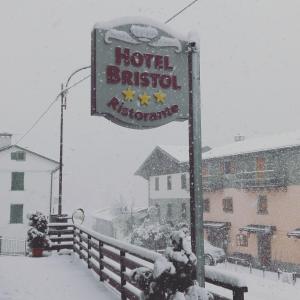 菲乌马尔博Hotel Bristol的雪中酒店标志