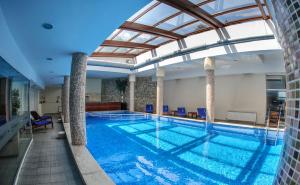 班斯科Predela LUX Aparthotel的一个带玻璃天花板的大型游泳池