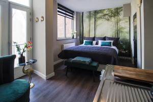 迪温特Citystays Deventer的一间卧室配有一张壁画床