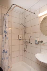 莫尔特塞尔布里斯托尔国际酒店的带淋浴和盥洗盆的浴室