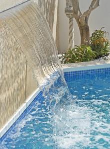 科莱拉Villa Mon Repos的游泳池中的喷泉