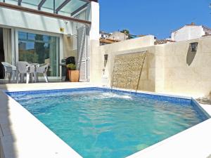 科莱拉Villa Mon Repos的房屋一侧的游泳池