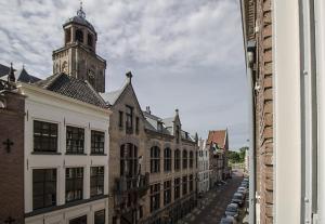 迪温特Citystays Deventer的一条拥有建筑和钟楼城市街道