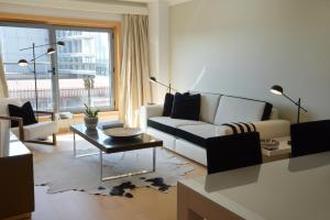 里斯本全景生活公寓的客厅配有沙发和桌子