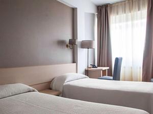 佩里洛布里亚尔酒店的酒店客房设有两张床和窗户。