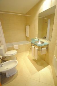 波尔蒂芒大西洋旅游公寓的一间带水槽、卫生间和镜子的浴室